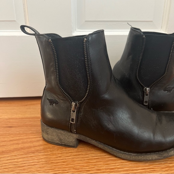 🌸Camilla Black Chelsea Boots - Picture 5 of 10